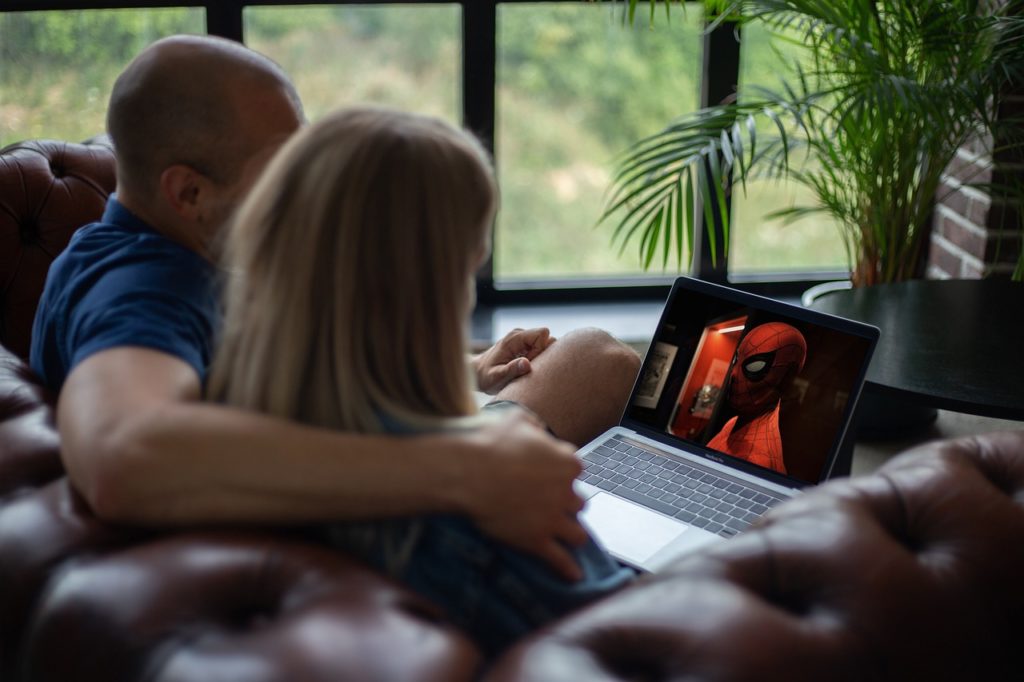 dvije osobe gledaju Spidermana na laptopu