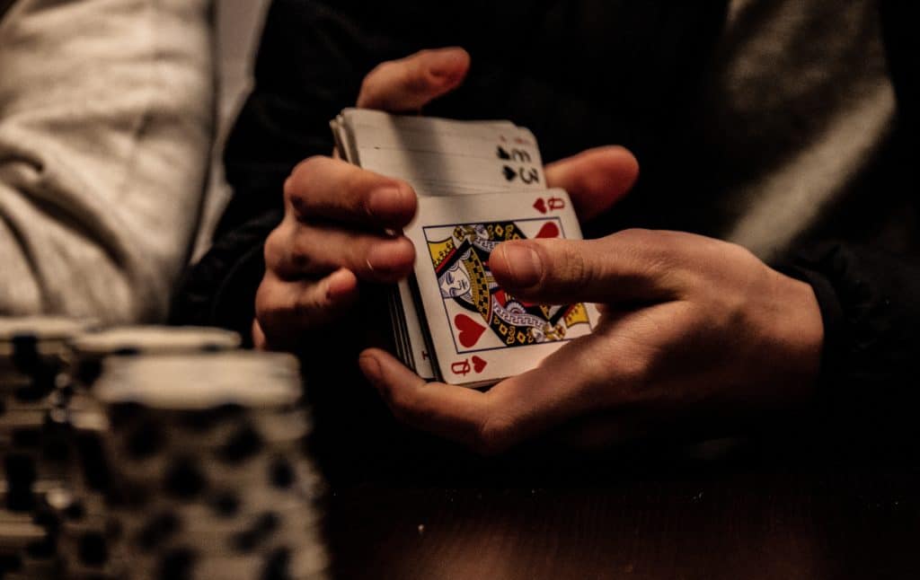 osoba miješa karte za poker