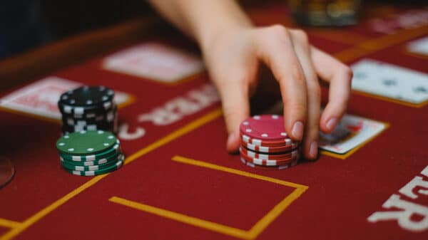 Hrvatska lutrija casino: žetoni na stolu