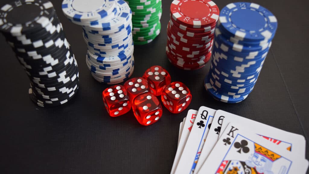 Casino Dubrovnik: ilustracija žetona, kocki i karata